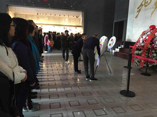向革命烈士敬献花圈
